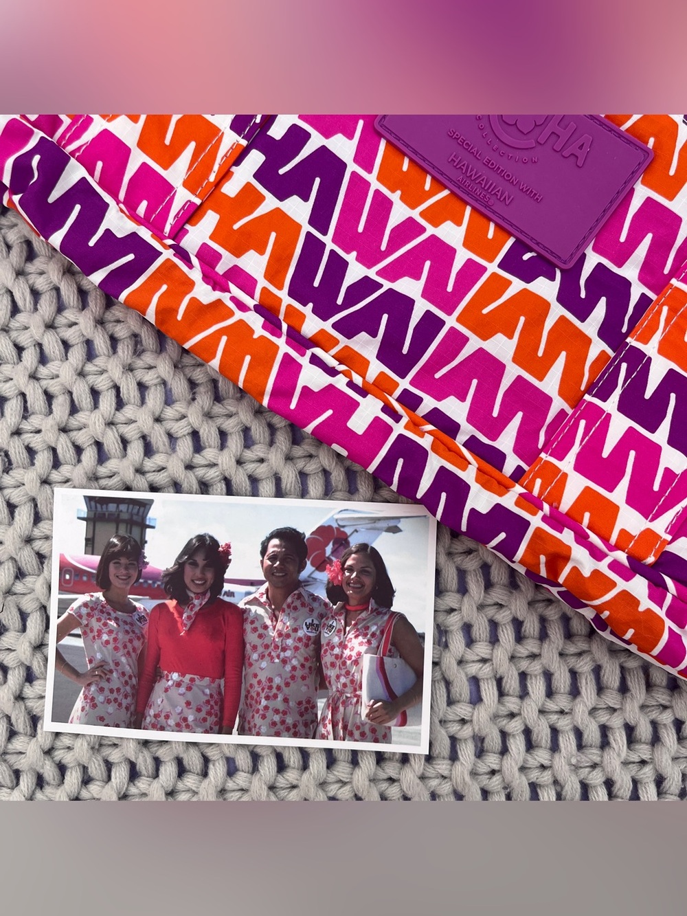 ALOHA Collection• HAWAIIAN AIRLINES KEEP IT LIGHT WEEKENDER In VINTAGE HAWAIIAN - Picture 3 of 9